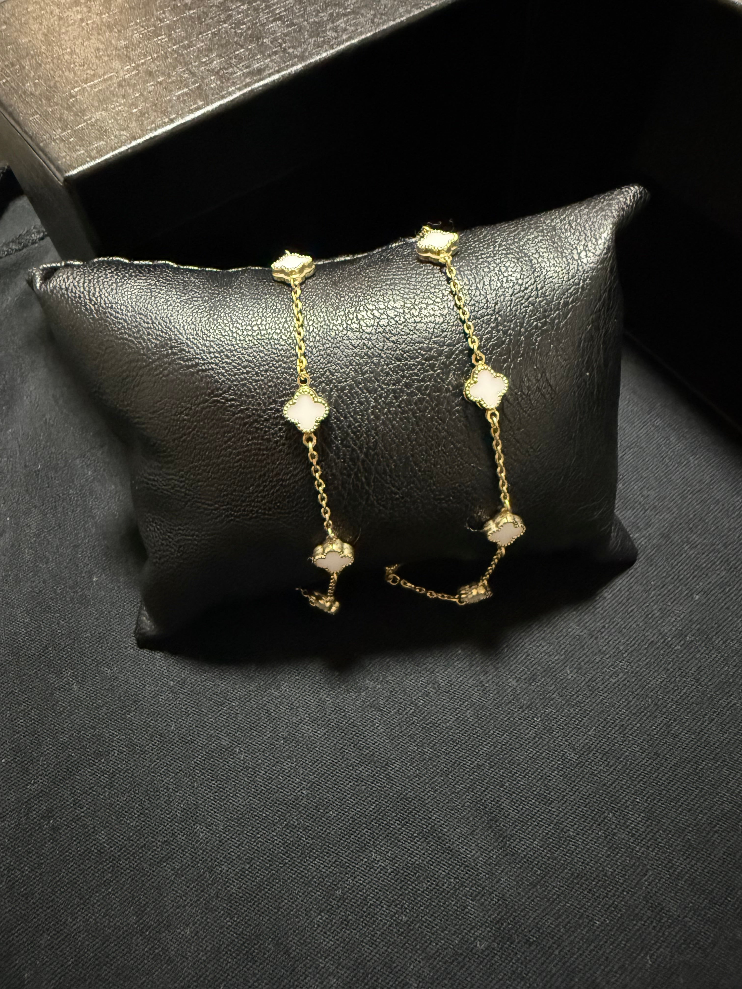 Pulsera de mujer con 6 flores de color blancas