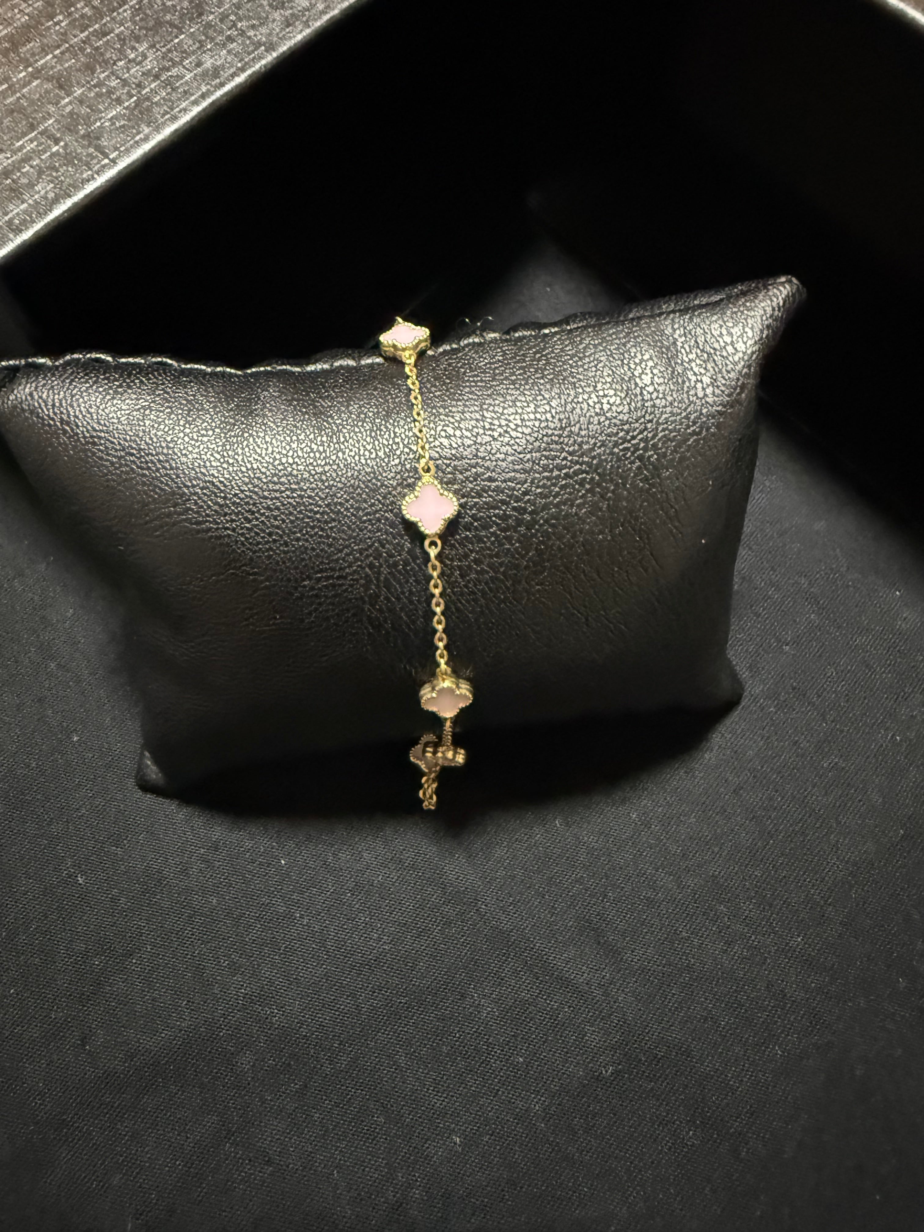 Pulsera de mujer con diseño de 6 flores en color rozado
