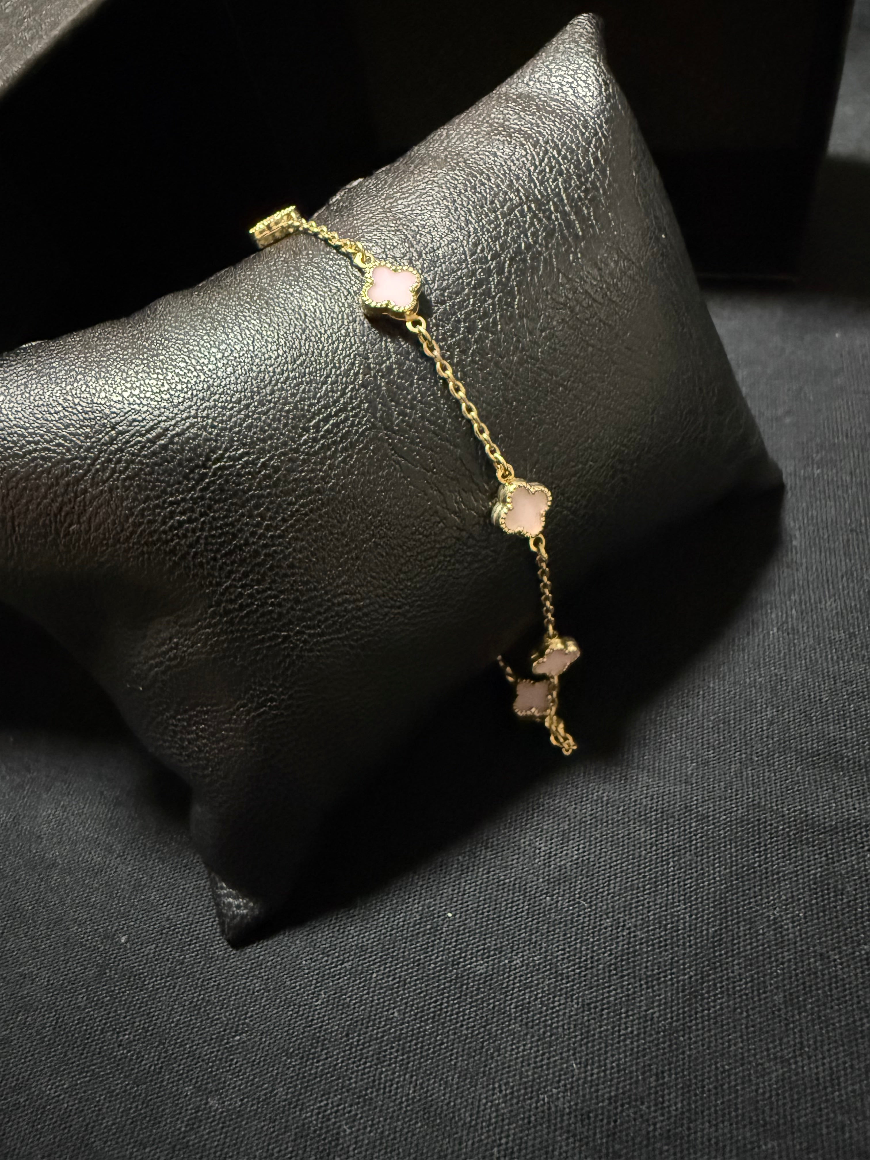 Pulsera de mujer con diseño de 6 flores en color rozado
