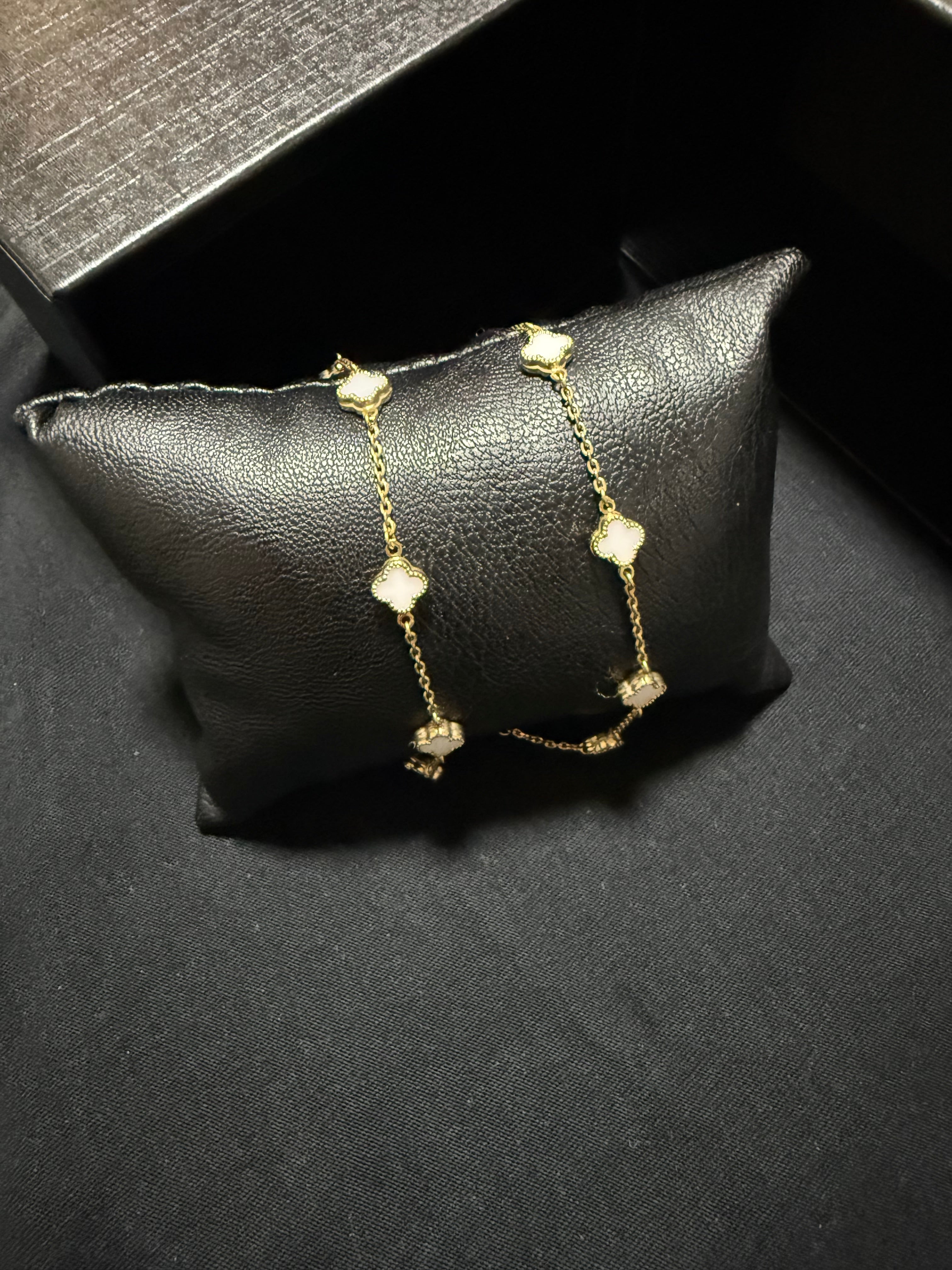 Pulsera de mujer con 6 flores de color blancas