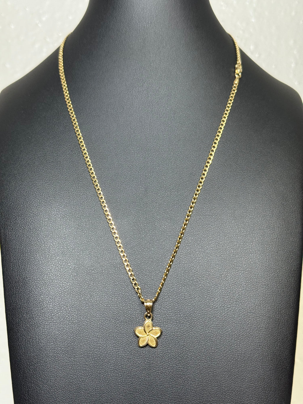 Cadena con dije de flor