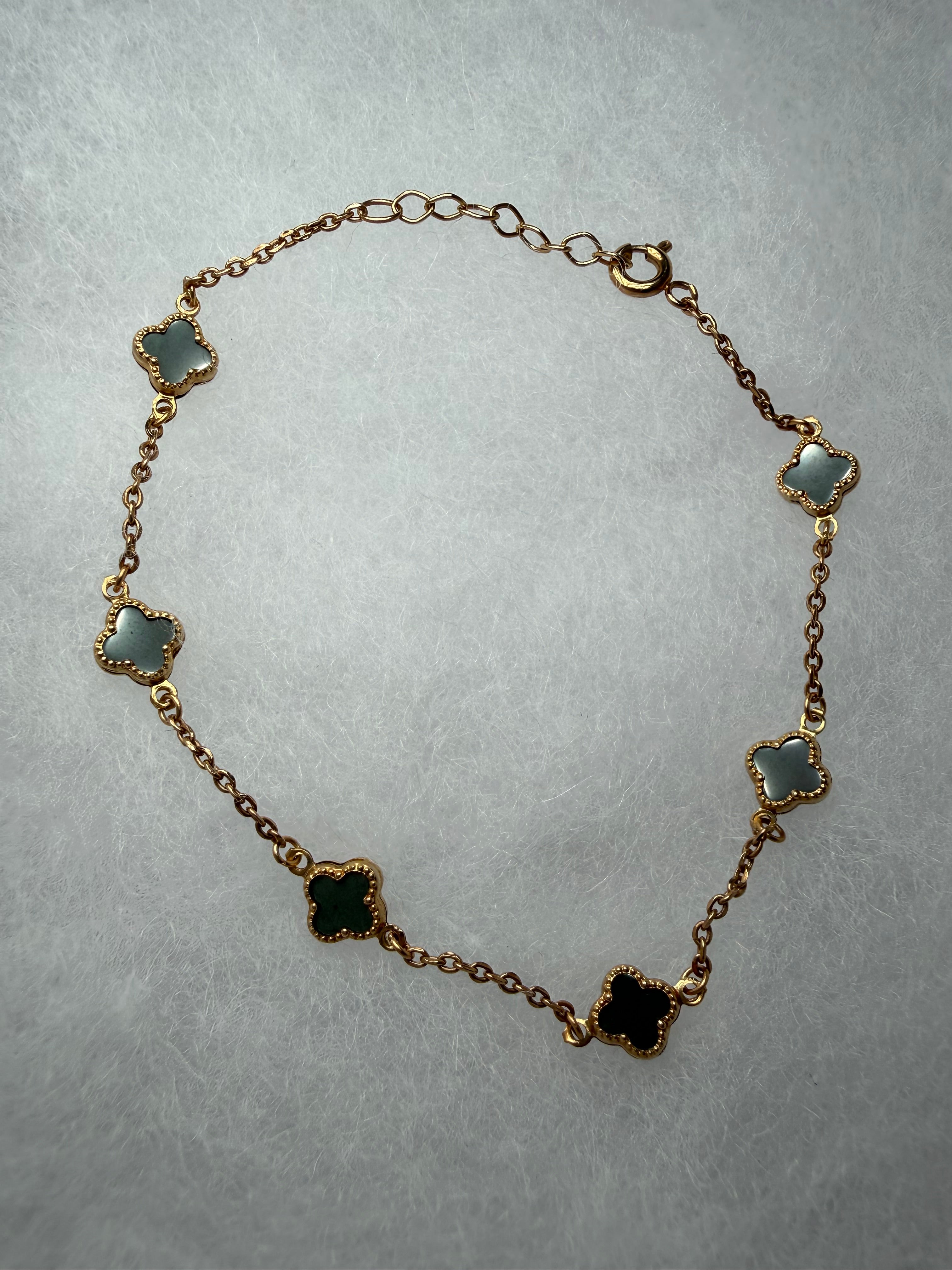 Pulsera con diseño de flores