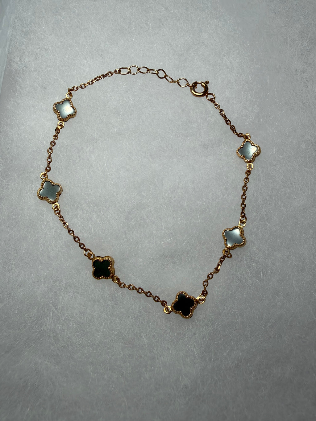 Pulsera con diseño de flores