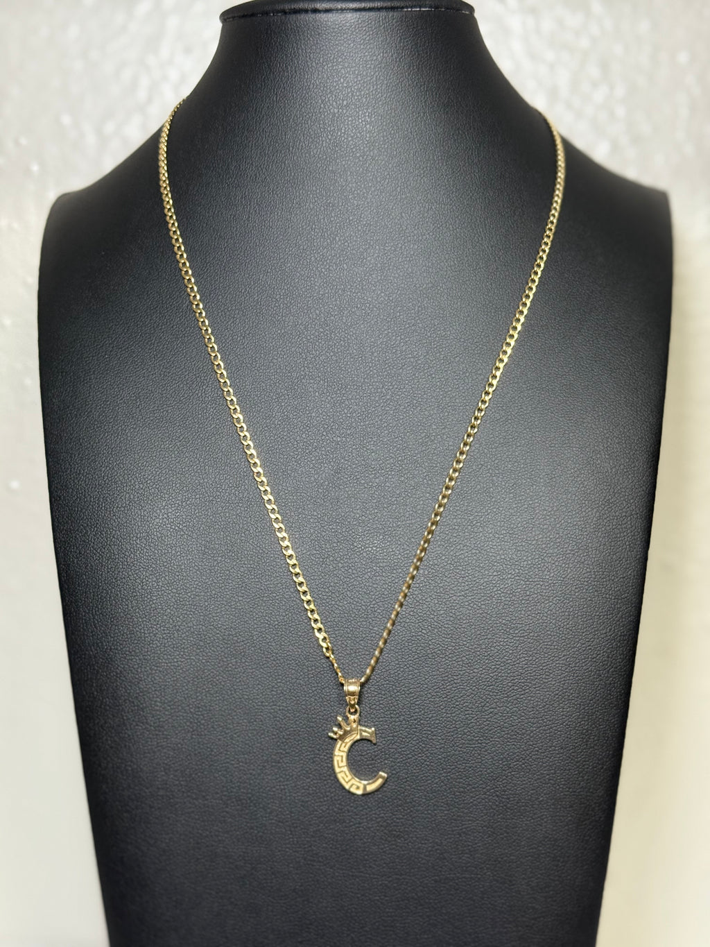 Cadena con dije de letra C