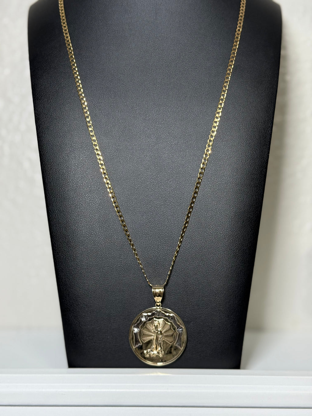 Cadena corte brillo con dije de San Lázaro