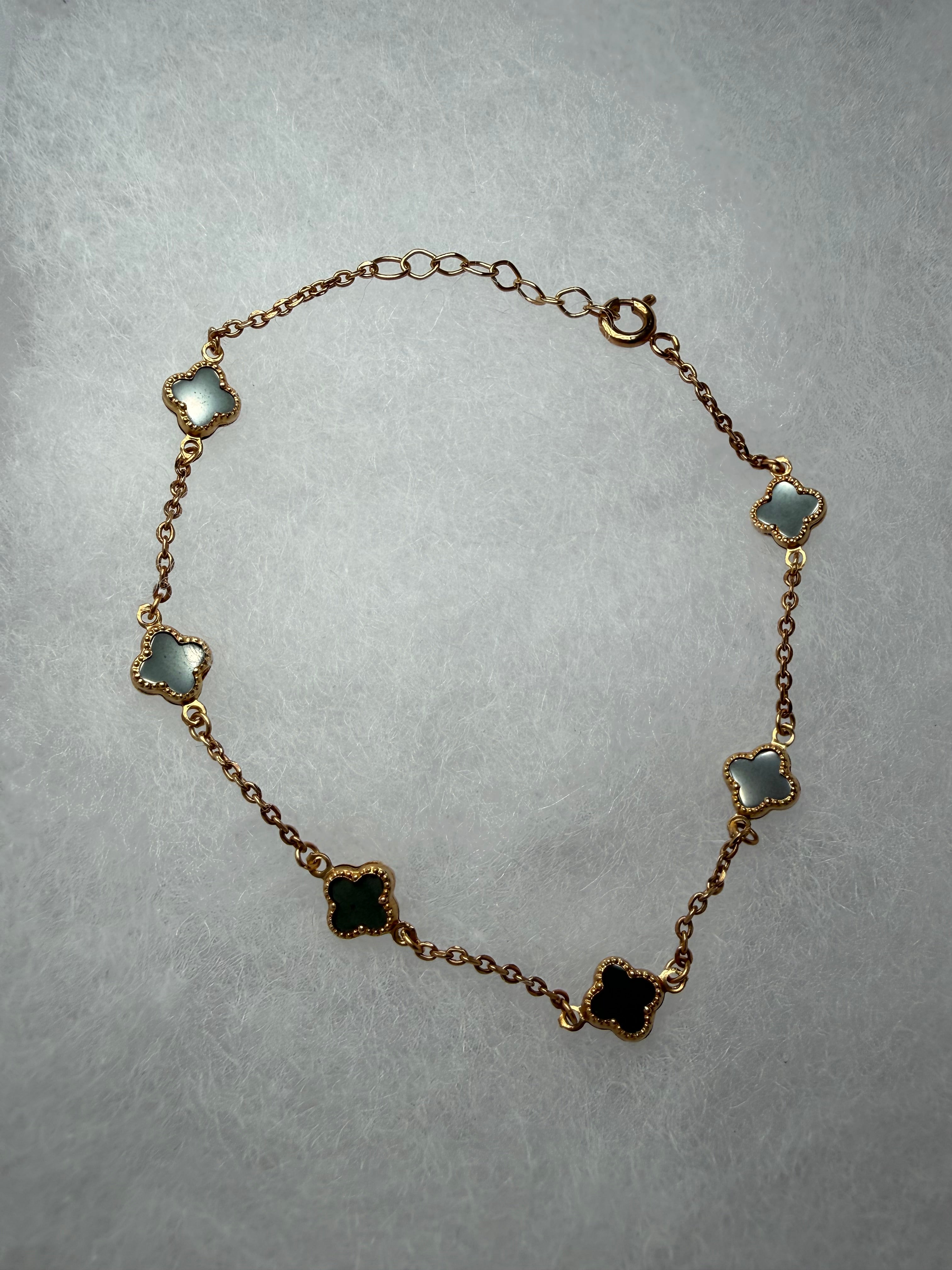 Pulsera con diseño de flores