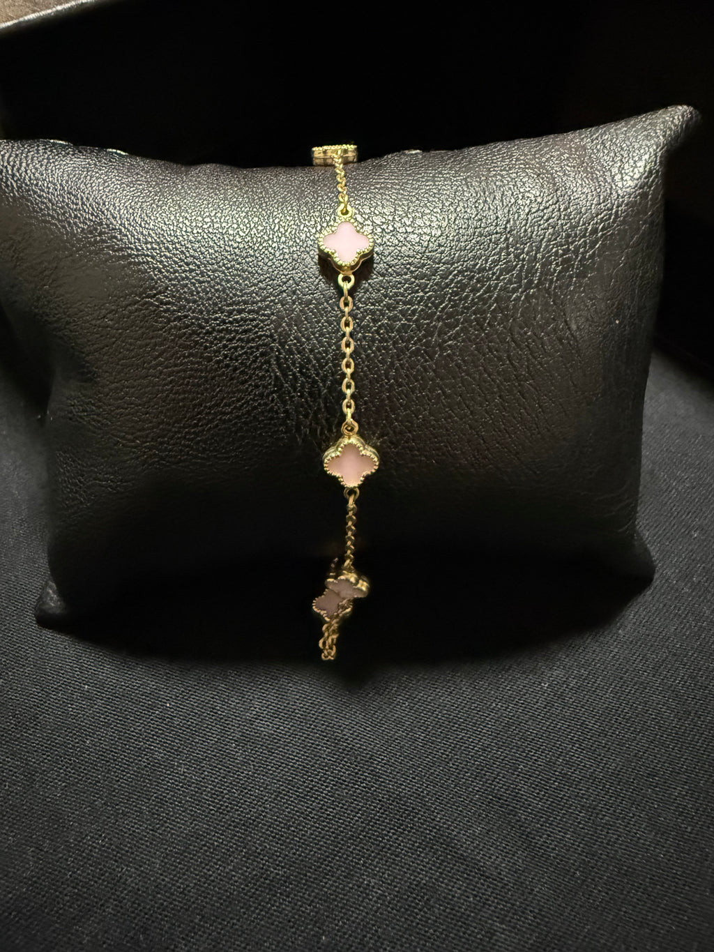 Pulsera de mujer con diseño de 6 flores en color rozado
