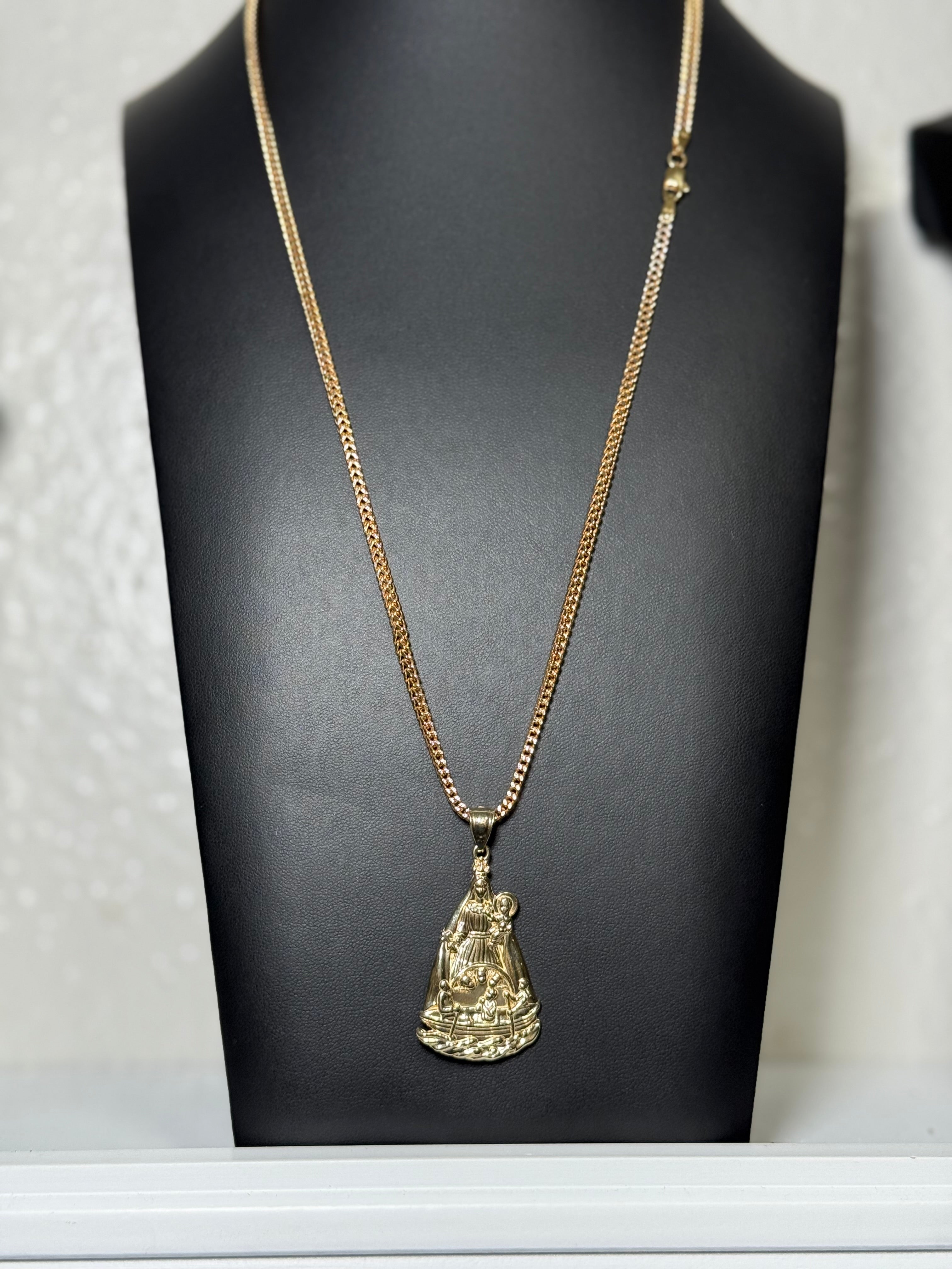 Cadena franco con dije de la caridad del cobre