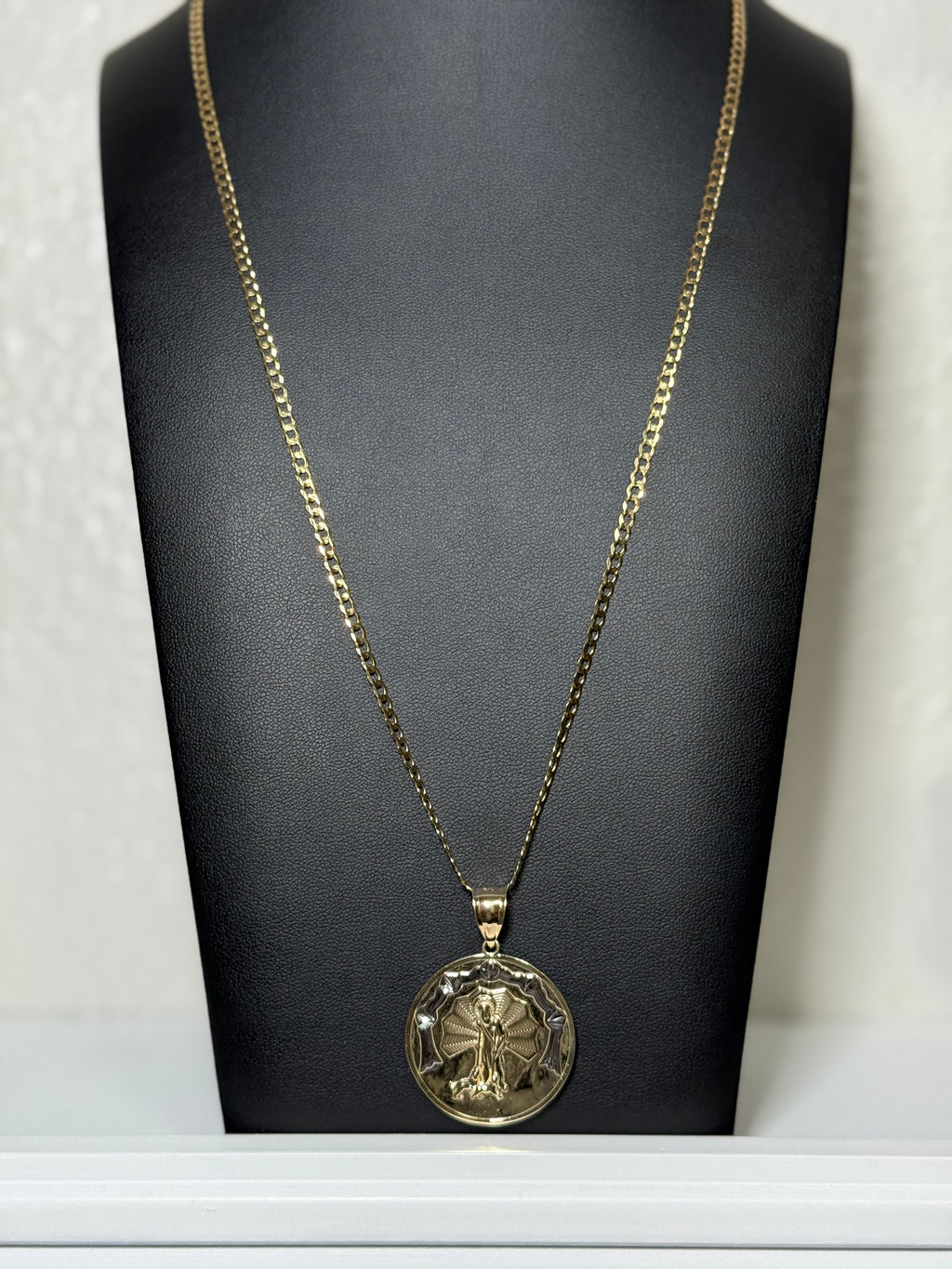 Cadena corte brillo con dije de San Lázaro