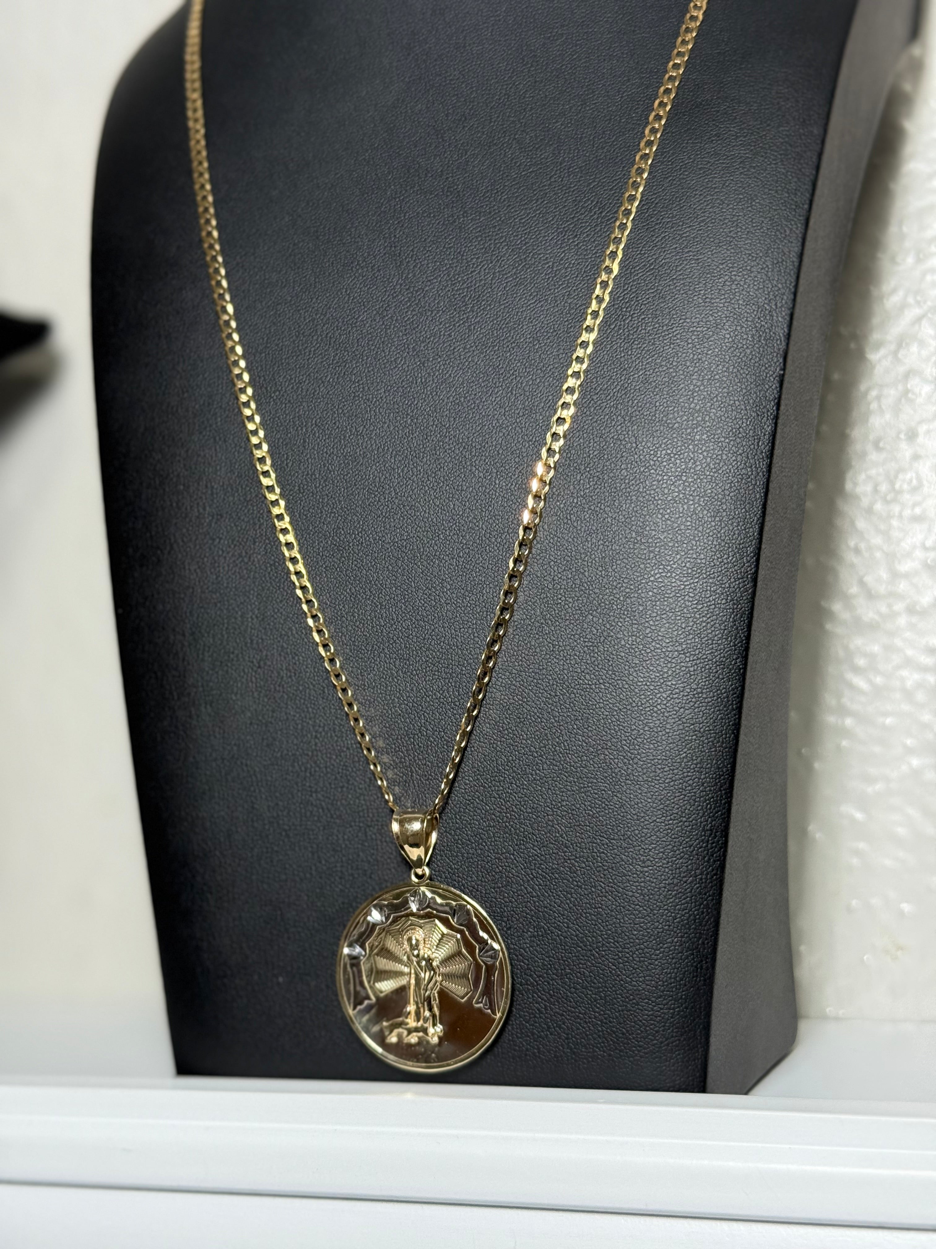 Cadena corte brillo con dije de San Lázaro