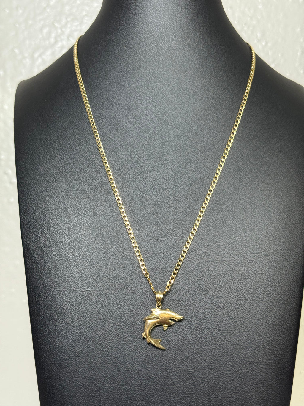Cadena con dije de tiburón